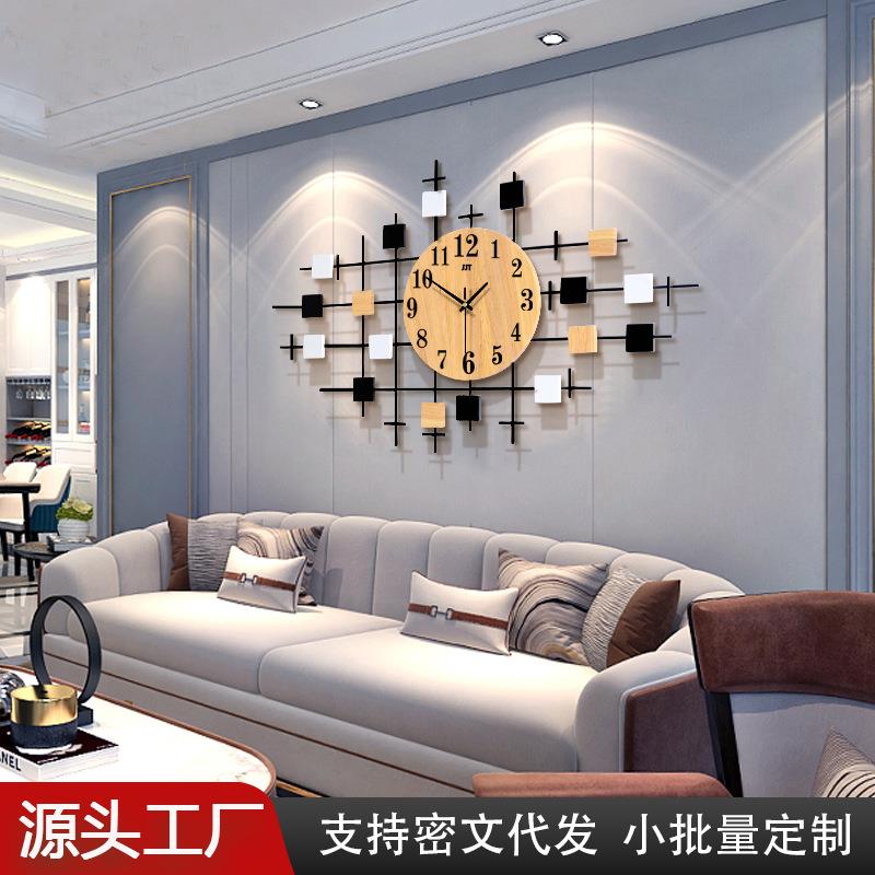 现代简约客厅创意挂钟家用装饰实木钟表免打孔静音时钟挂墙高级感
