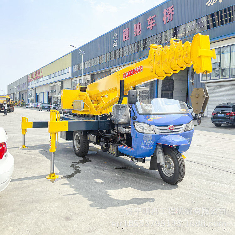 3-5吨三轮吊车建筑工程工地吊装起重设备车身小巧力量大
