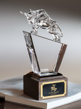 高档大气牛型水晶奖杯定制创意金牛奖牌定L做牛年优秀员工冠军劳