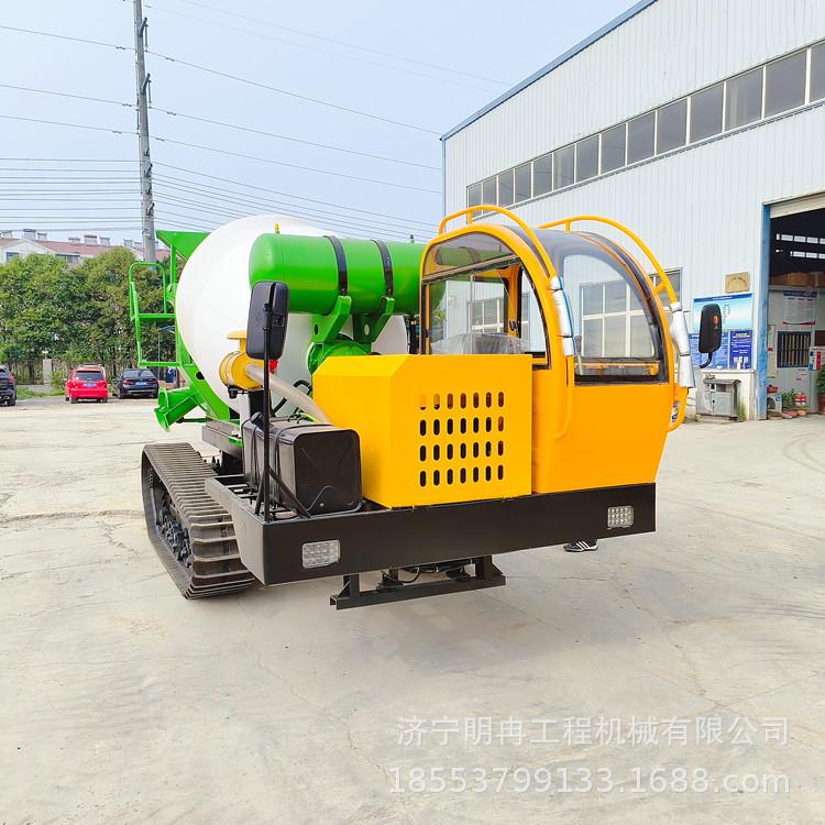 履带式混凝土浇筑搅拌罐车自上料平口运输搅拌车爬坡角度高速度快