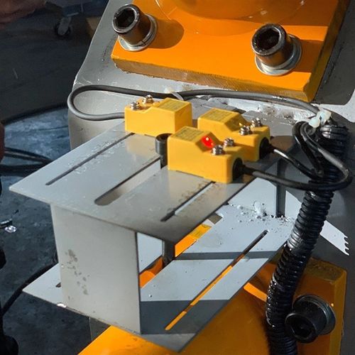 极速新角钢角铁h不锈钢数控冲孔机床 全自动冲孔机 角钢打孔断料