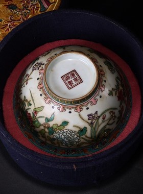 珍品旧藏清h代御藏手绘粉彩瓷碗配老刺绣盒