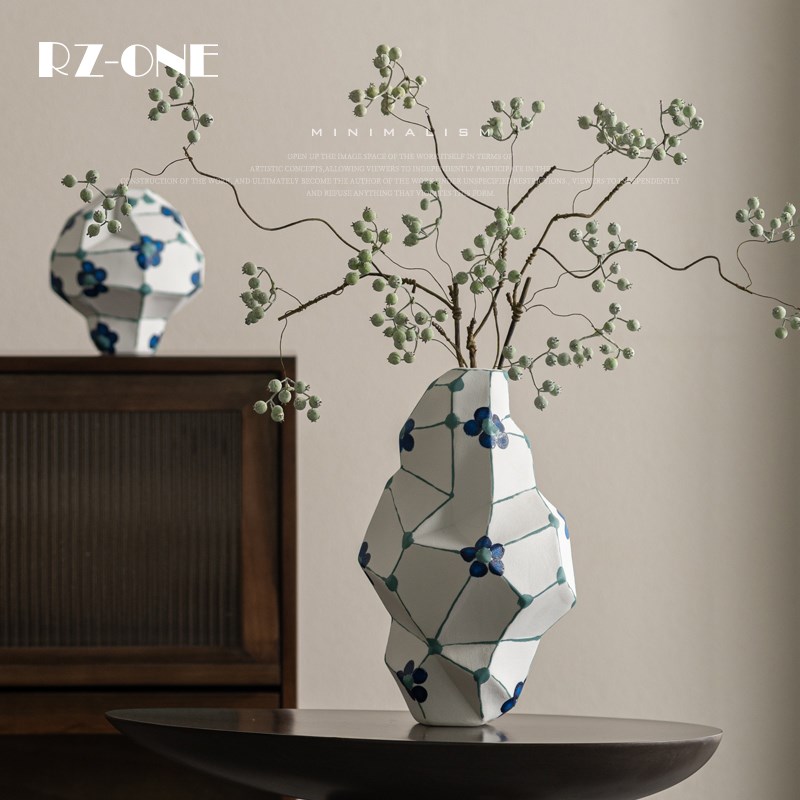 Rzone 现代简约磨砂陶瓷手绘花瓶客厅玄K关蓝白花纹小众不规则摆