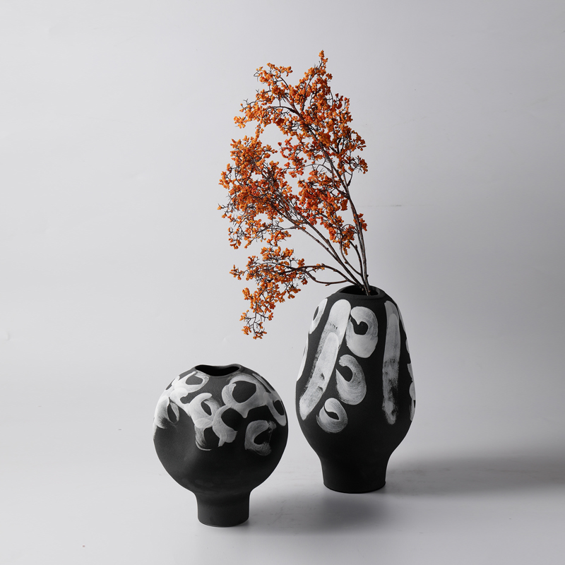 新中式样板间侘寂风手绘r黑色陶瓷花瓶售楼处创意黑白陶罐插干花