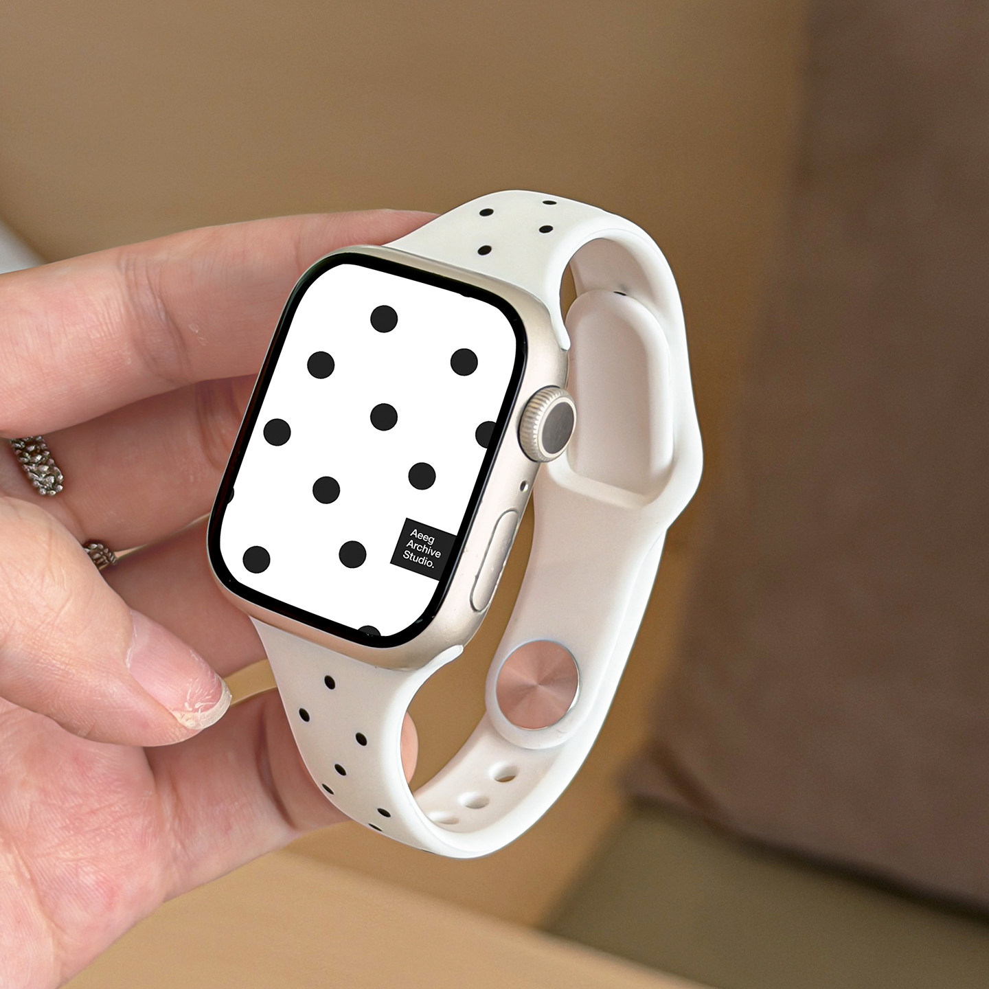 适用applewatchS11/10韩系多巴胺波点硅胶表壳苹果手表带ultra3/2女款iwatch9/8/7/6新款夏天透气SE小众腕带