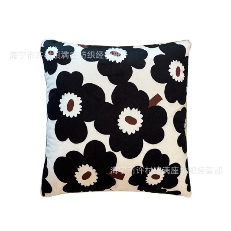 满座黑色花朵抱枕毯被子两v用午睡毯沙发靠垫空调被办公室午睡毯