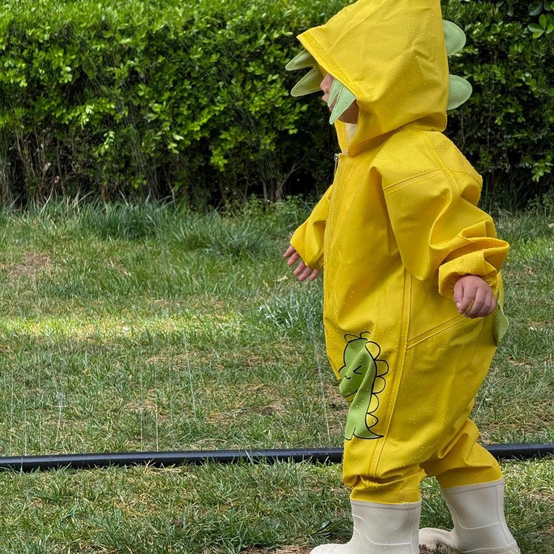 这件连体雨衣让宝宝秒变小恐龙