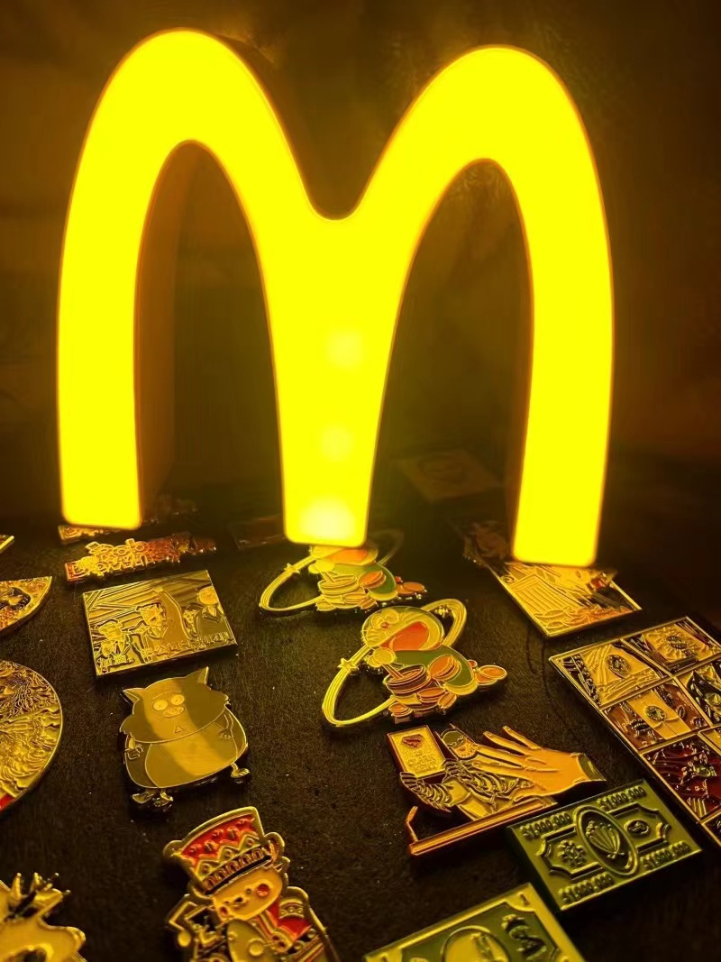 黄色的小夜灯给孤独的夜带来慰藉