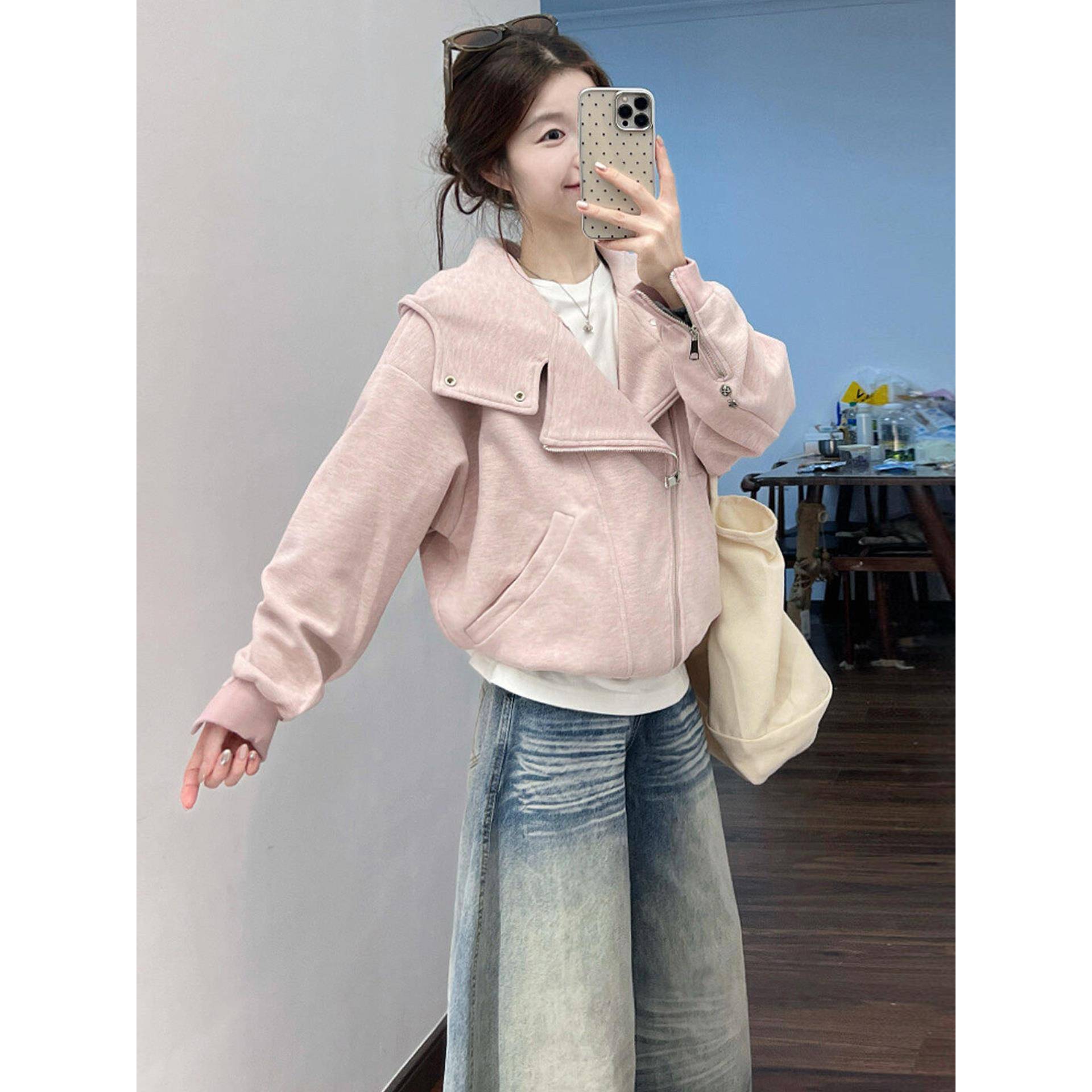 小个子粉色连帽卫衣女初