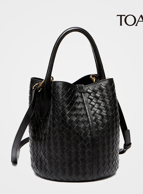 轻奢休闲水桶包手提单肩包头层小羊皮手工编织女包字母包