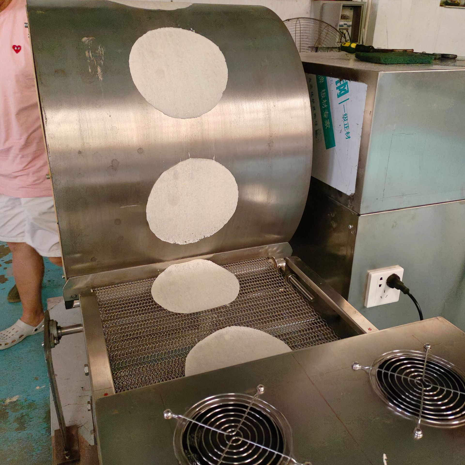 厂家直销首先可生产春饼皮润饼皮烤鸭饼 新款仿手工春卷皮机家用