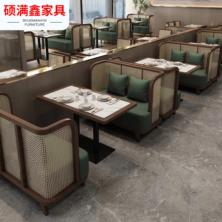 东南亚港式茶楼实木藤编靠墙卡座沙发主题西餐厅饭店桌椅组合商用