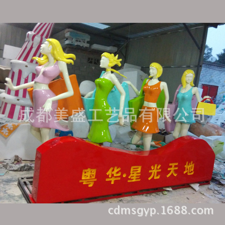成都玻璃钢雕塑生产厂家 彩绘现代人物雕塑摆件 商业街广场摆件