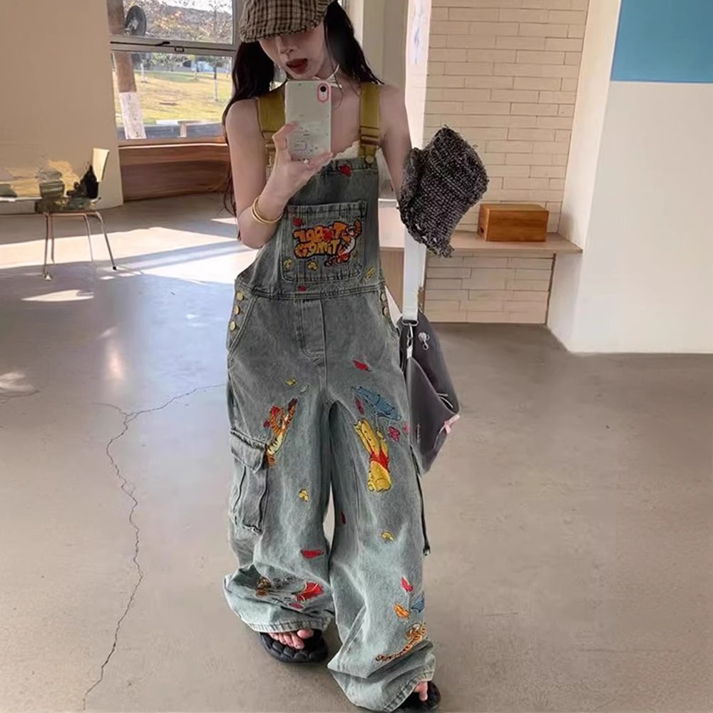 300斤胖mm大码女装复古卡通刺绣牛仔背带裤女宽松显瘦阔腿连体裤
