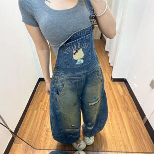 300大码女装胖mm卡通刺绣牛仔背带裤女破洞设计感宽松阔腿连体裤