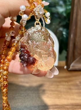 天然黄水晶俏色牛血红胶花精工雕刻魅力九尾狐 红莲拿宝扇毛衣链