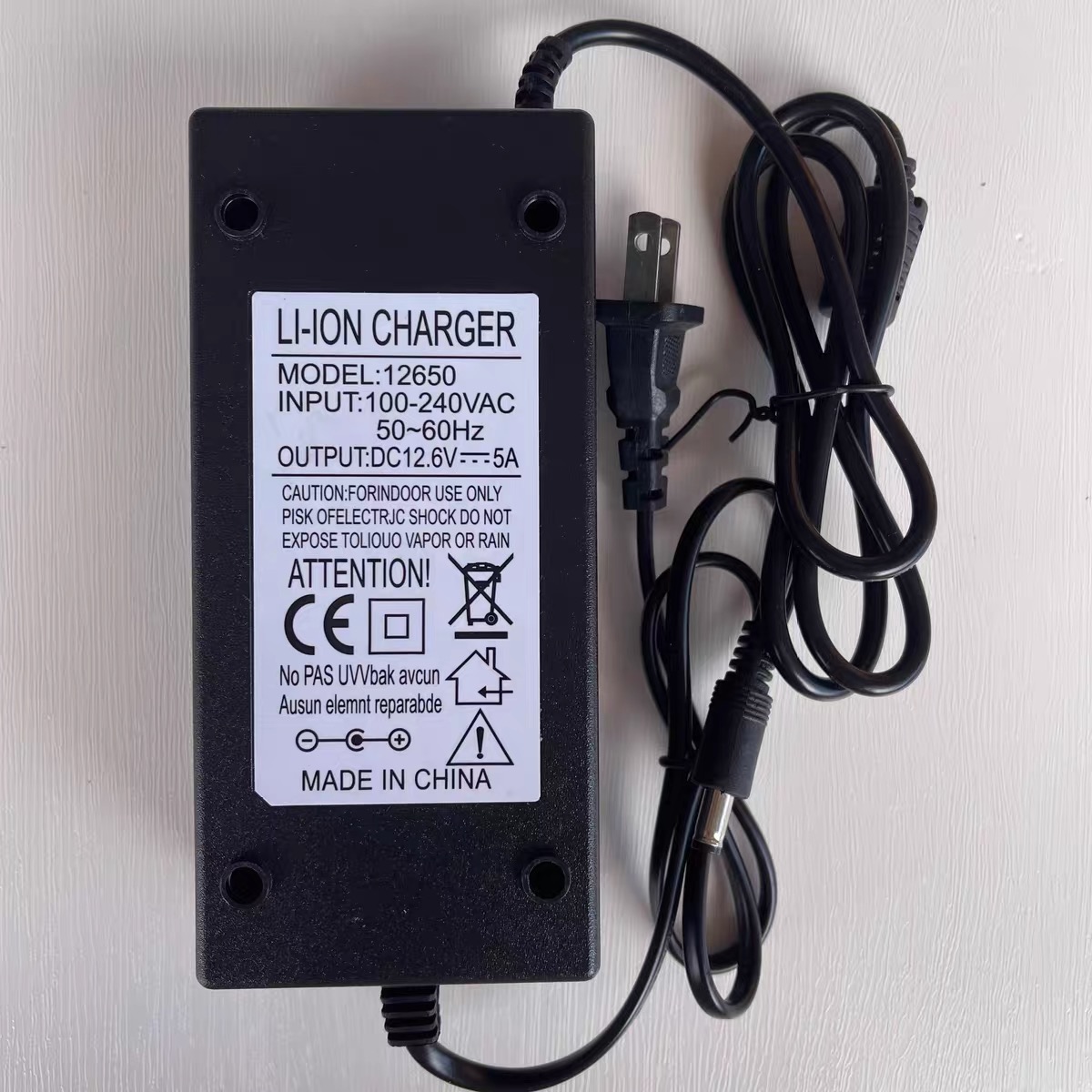 12V锂电电瓶充电器12.6V5A钓鱼机移动电源充电器