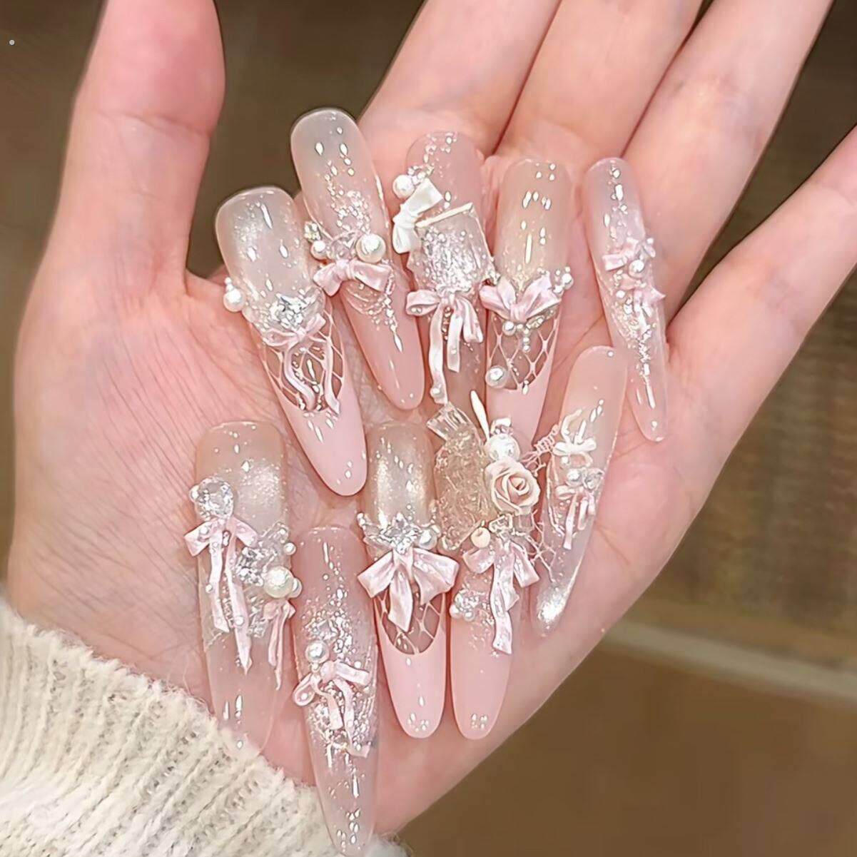 少女风穿戴甲主打粉色系搭配蝴蝶结珍珠等立体装饰仙气满满