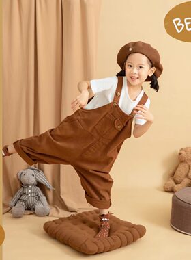 童装个性牛仔背带裤男女宝宝咖啡色摄影画报文艺特色洋气可爱裤子