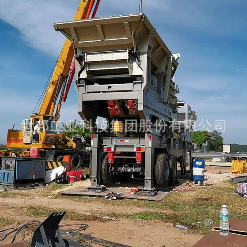 移动式破碎机 石头石子车载轮胎式移动破碎站 大型建筑垃圾破碎机