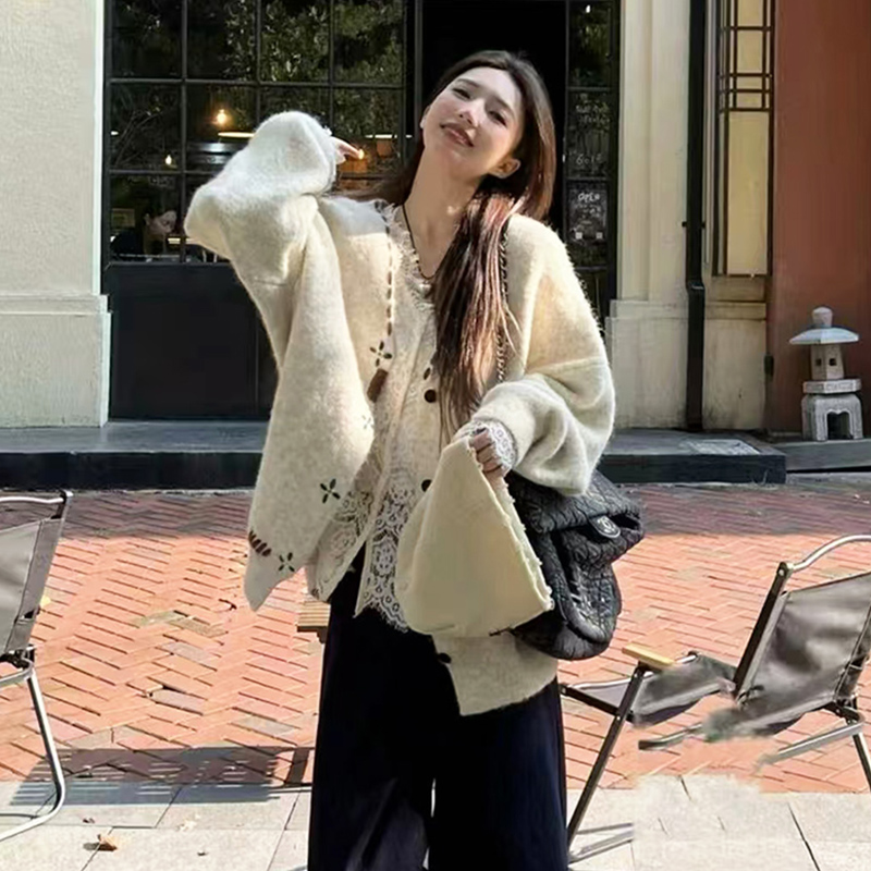 2025秋冬新款明线绣花设计毛衣外套女大码中长款休闲百搭针织开衫