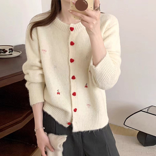 韩版软糯针织衫开衫女爱心扣设计感刺绣纯色圆领时髦洋气外套毛衣
