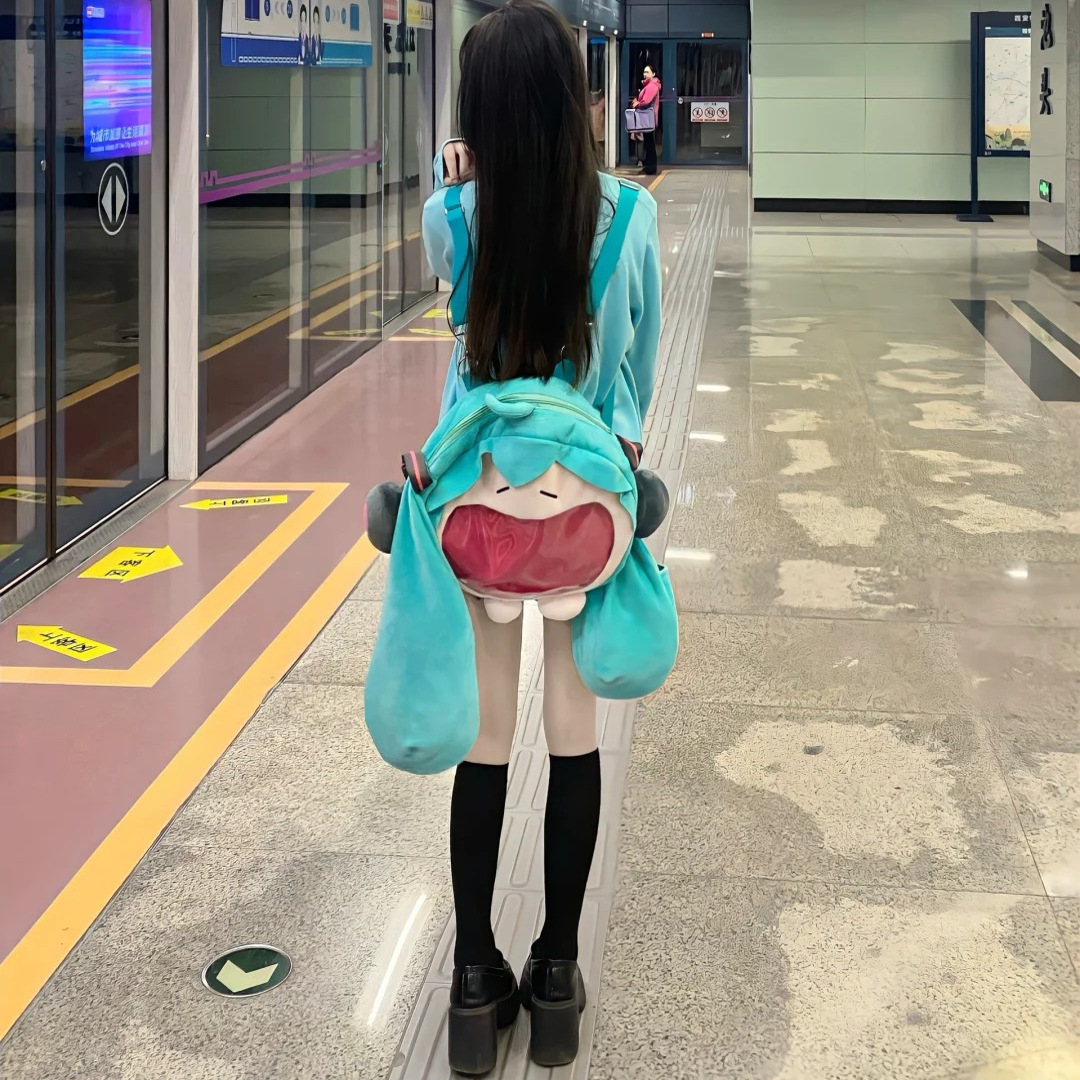 初音未来痛包二次元可爱女生斜挎包雪莉玫玩偶背包学生透明双肩包