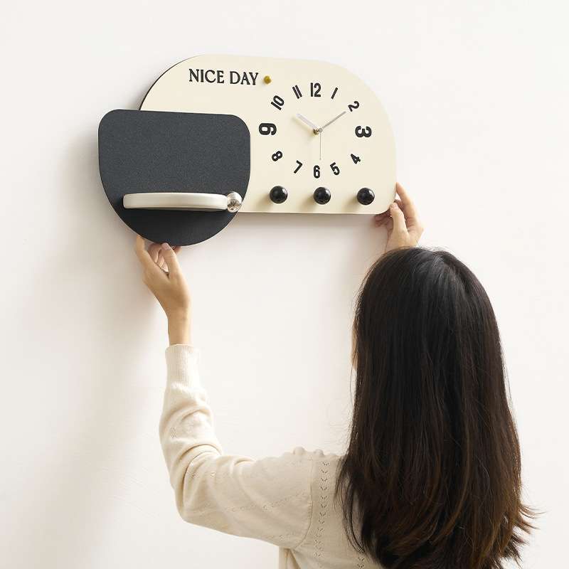 wozoom屋准奶油风置物架挂钟客厅家用简约现代创意时钟表挂墙