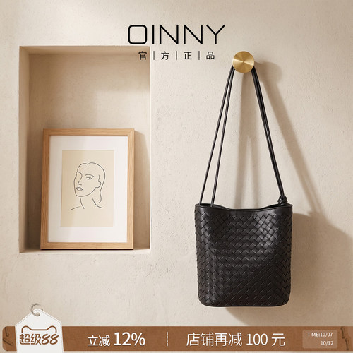 轻奢牛皮编织水桶包极简黑色质感