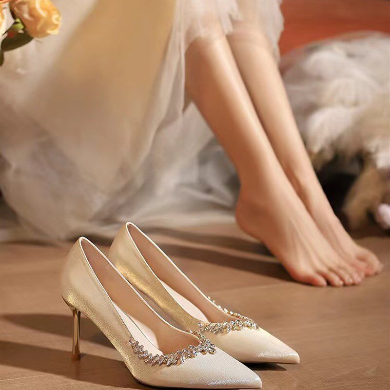新品白色婚纱新j娘鞋秀禾婚鞋订婚礼服绸缎红色尖头高跟鞋水钻伴