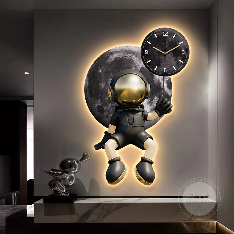 网红卡通宇航员钟表客厅装饰画静B音挂钟现代轻奢挂表创意时钟灯