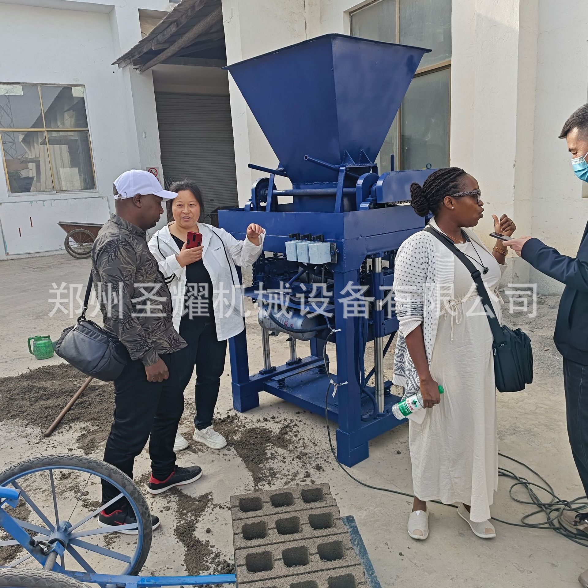 塞拉利昂水泥砖机免烧砖机小型水泥垫块机半自动空芯砌块制砖机