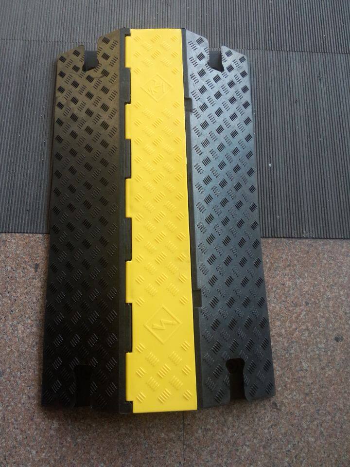 橡胶+pvc一槽盖板减速带过水管电线橡胶板100*58*12cm橡胶单槽
