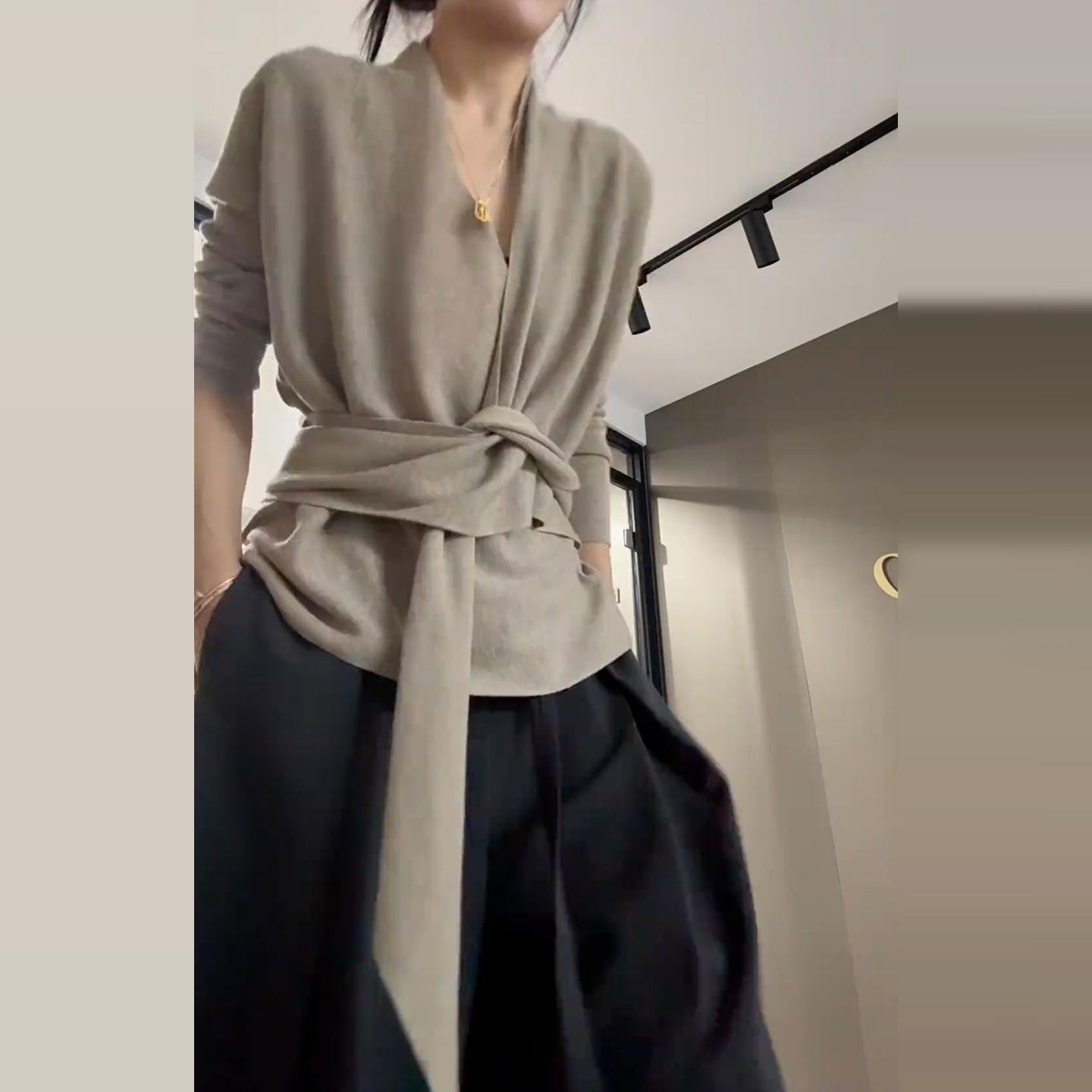 2025新款设计感v领针织衫长袖秋冬季气质内搭韩系不规则收腰上衣