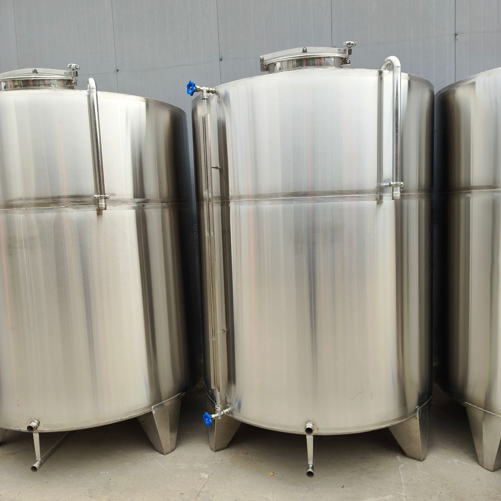 不锈钢5吨立式酒罐 立式带腿储酒罐 304不锈钢酿酒设备批发
