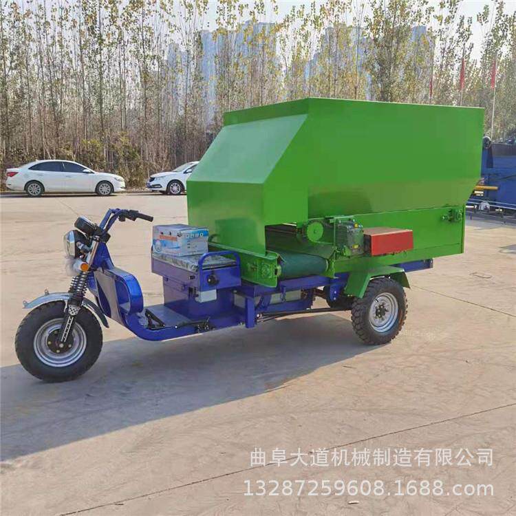 喂牛羊投料机 2021年新型喂料器 柴油5立方撒料车