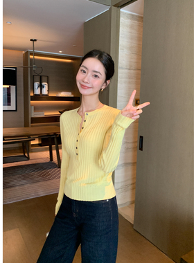 Maven Lin 浅黄色享利领修身显瘦针织衫女秋季薄款贝壳扣叠穿上衣