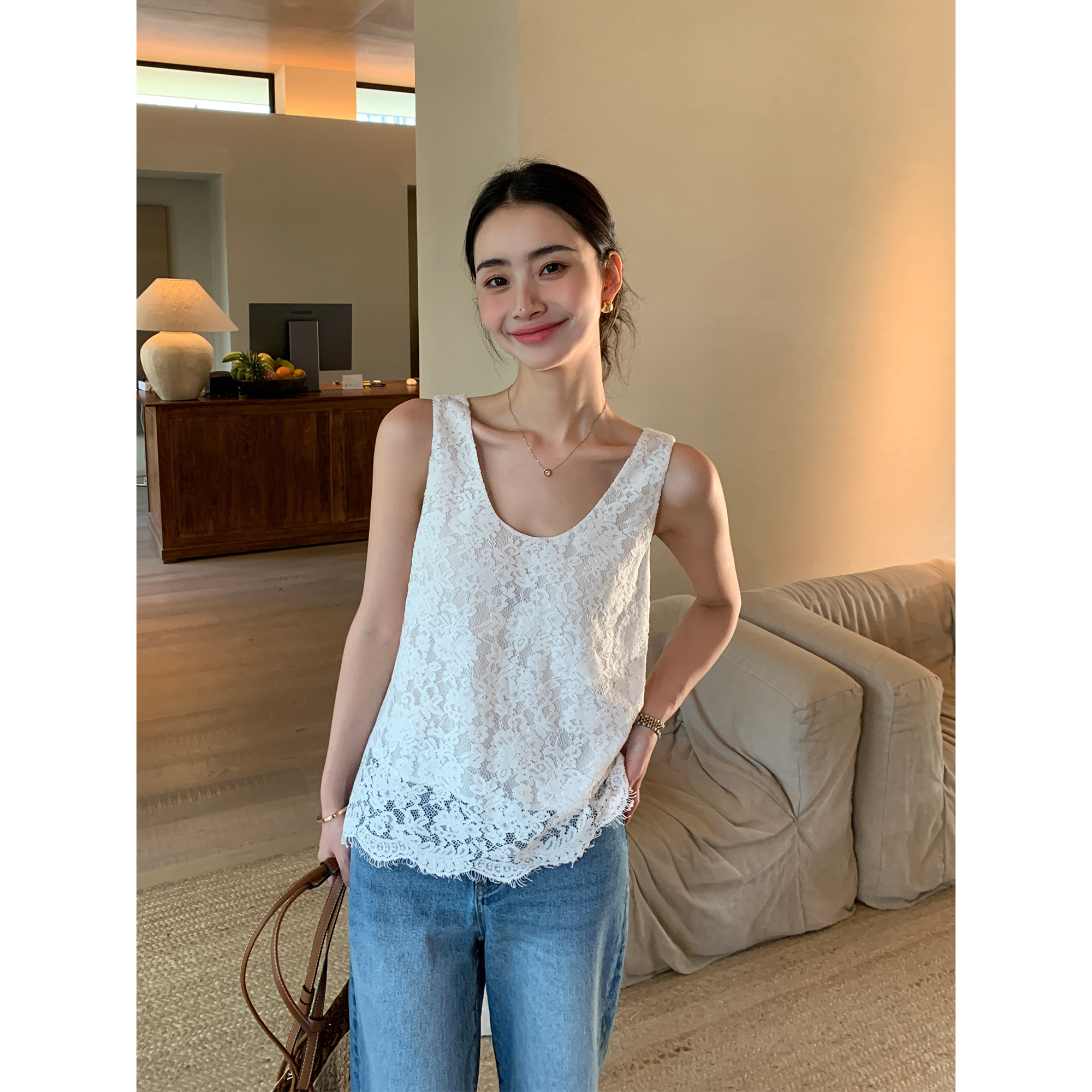 睫毛边蕾丝大U领吊带背心上衣女