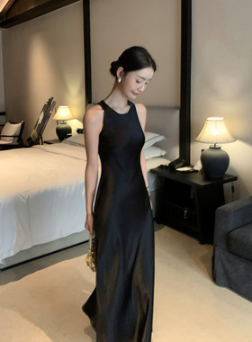 Maven Lin 赫本风缎面醋酸连衣裙女2025夏季挂脖气质无袖背心裙