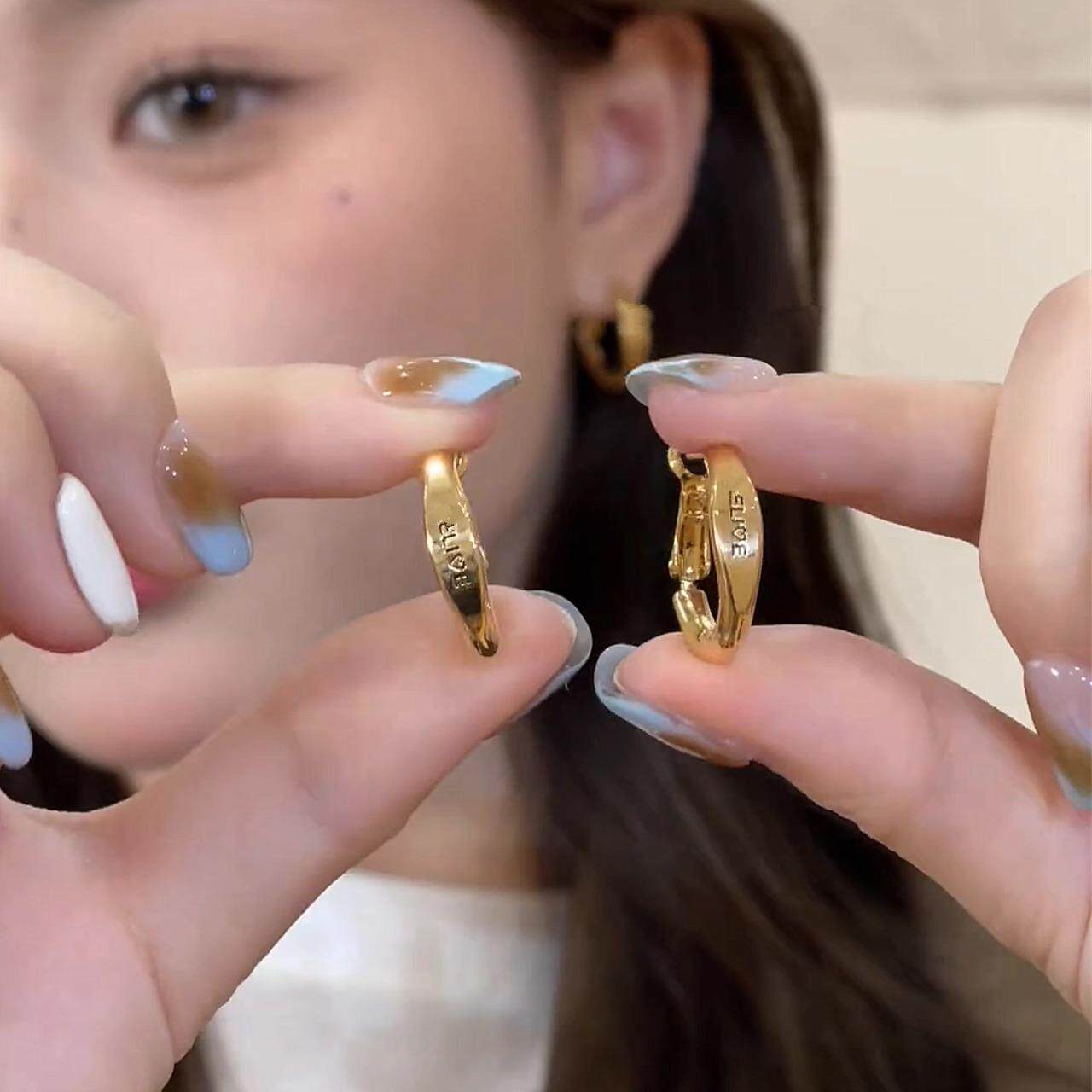 MaisonCleo欧美法式复古金色耳环女2026年新款简约字母金属耳扣