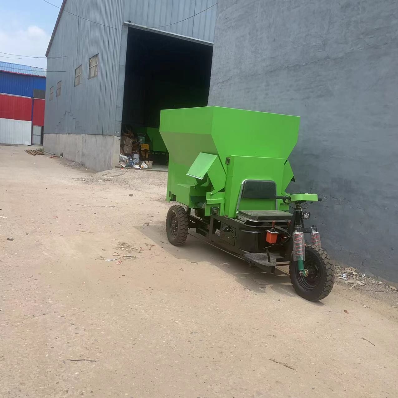 电动撒料车 牛羊养殖饲草抛撒机 全自动三轮撒料机