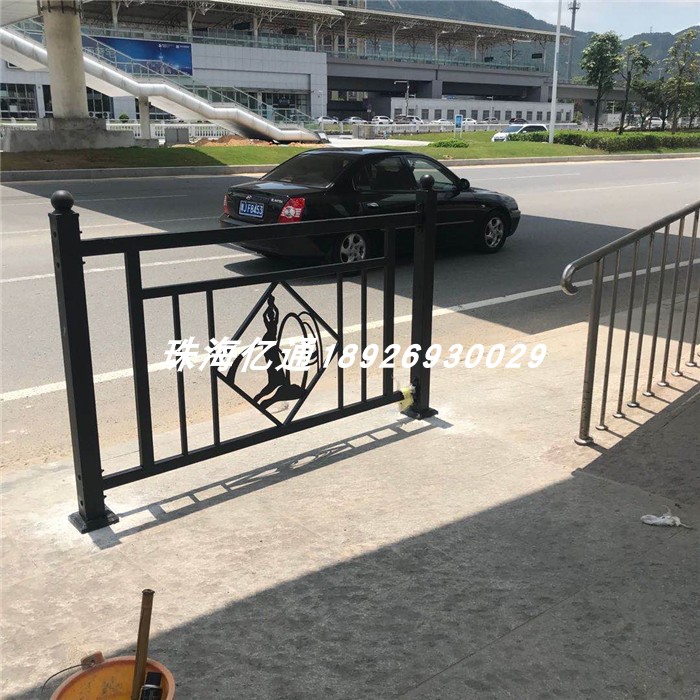 现货速发广东锌钢渔护栏道路中央隔离栏杆公路交通防撞安全栅栏异