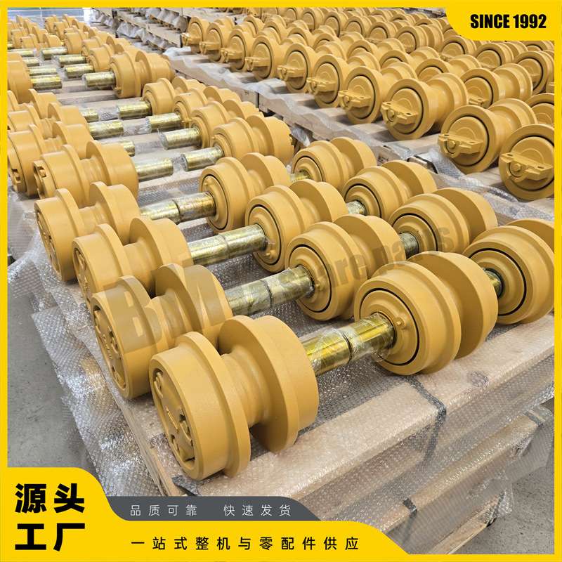 D275A推土机托轮17M-30-00340 小松推土机零件配件 四轮一带