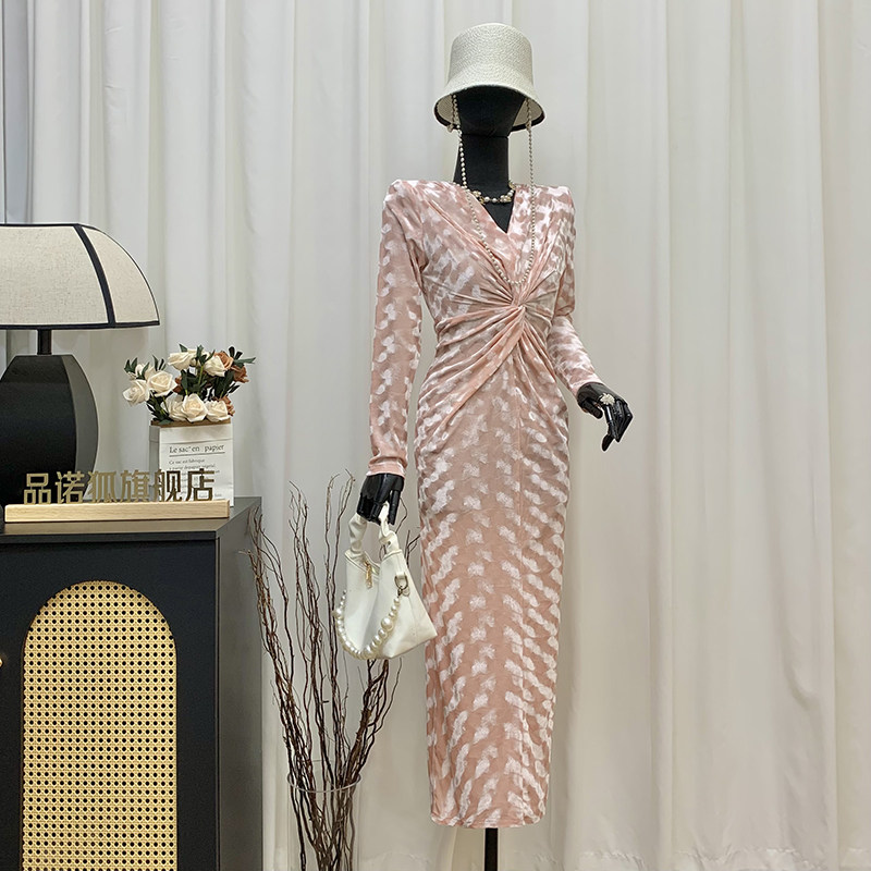 品诺狐2025秋V领长款包臀裙子高奢感抽褶扭结粉色丝绒长袖连衣裙,女装/女士精品,连衣裙,淘宝优惠券,粉丝福利购,淘宝优惠卷
