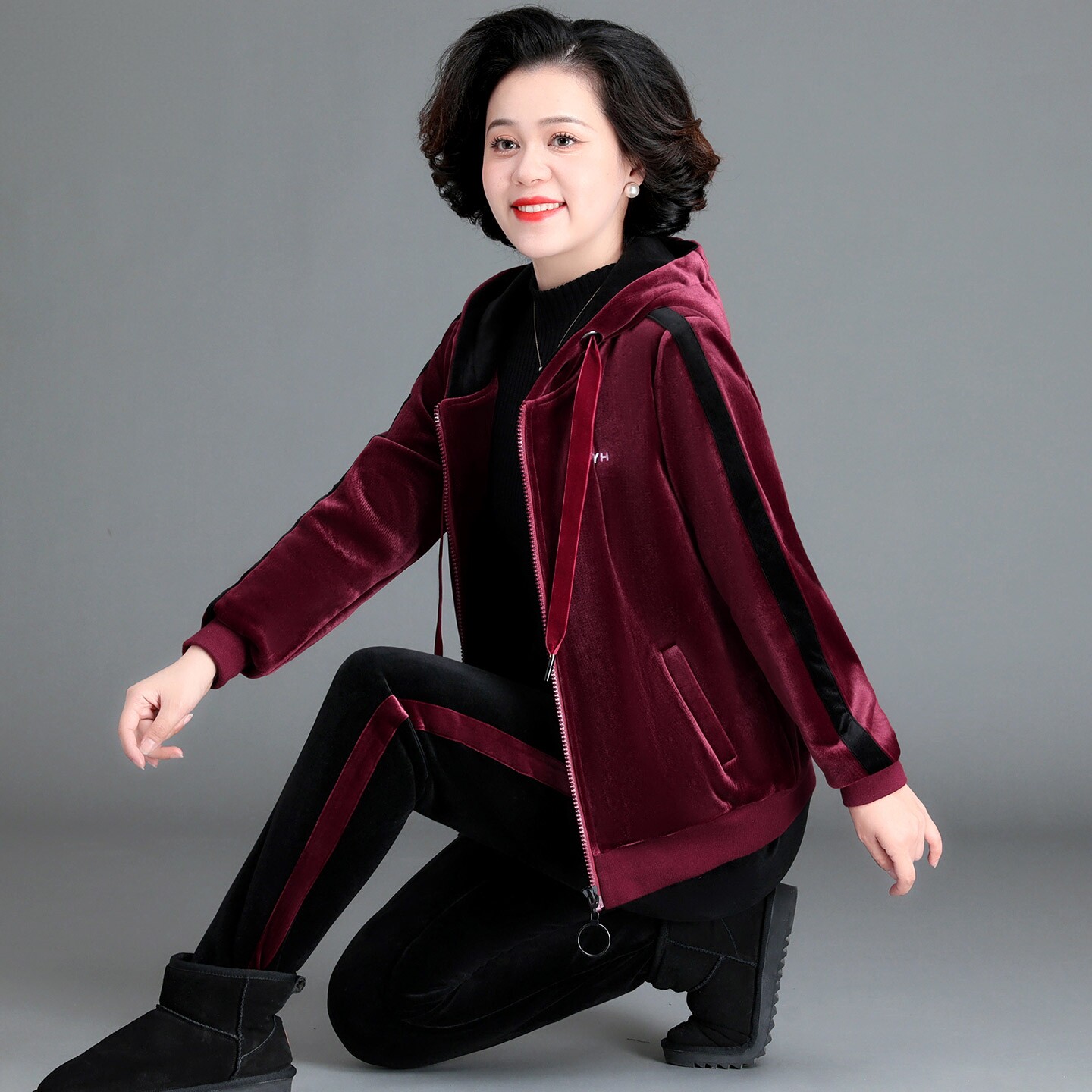 妈妈秋冬加绒加厚大码减龄连帽外套中老年人金丝绒运动套装女