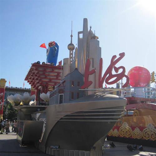 制作玻璃钢巡游花车大型表演宣传花车车架底盘公园游览电动花车