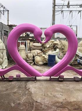大型抽象天鹅摆件户外玻璃钢爱心形拍照道具园林景观爱情主题雕塑
