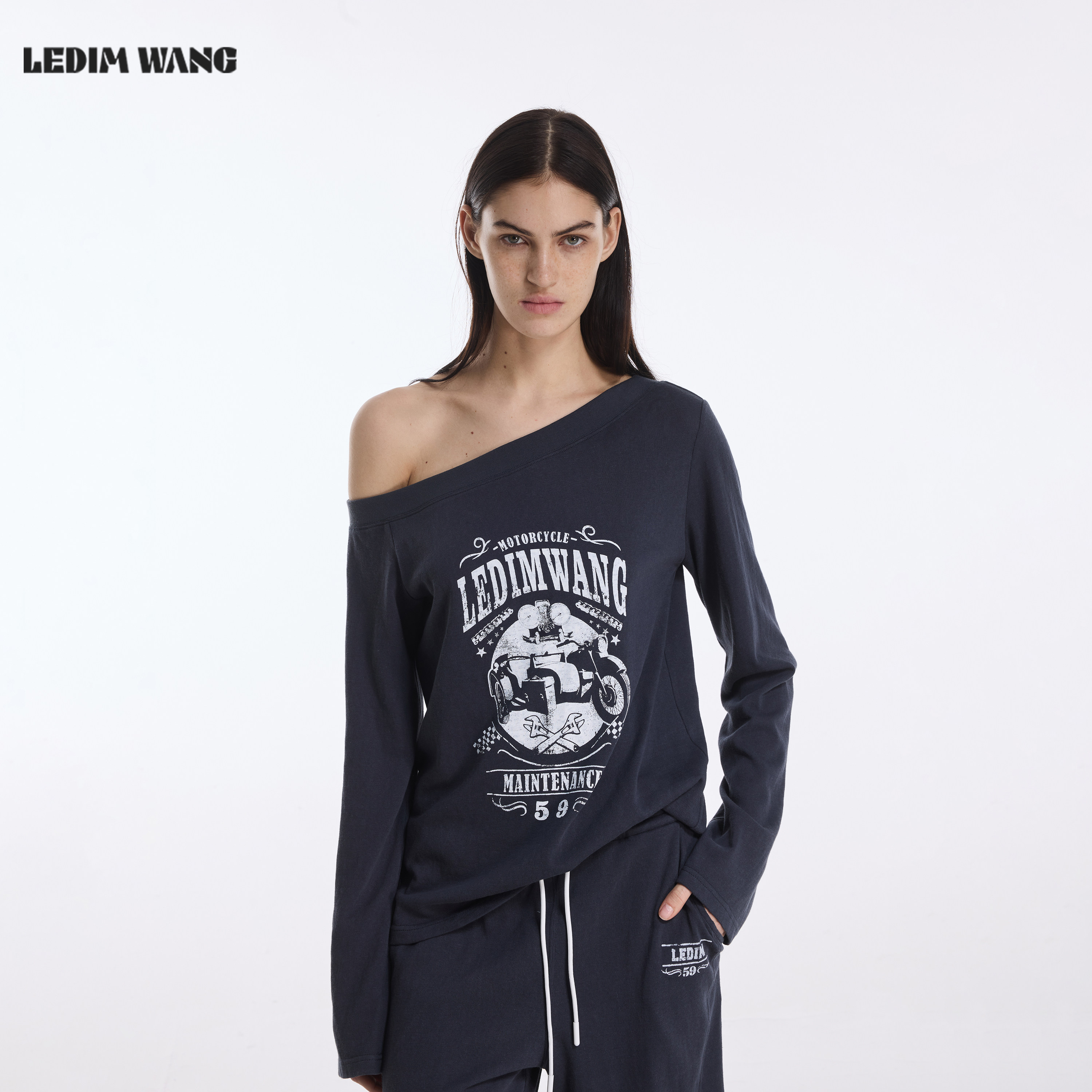 LEDIM WANG复古美式印花斜肩T恤女26春夏新款深灰色简约长袖上衣