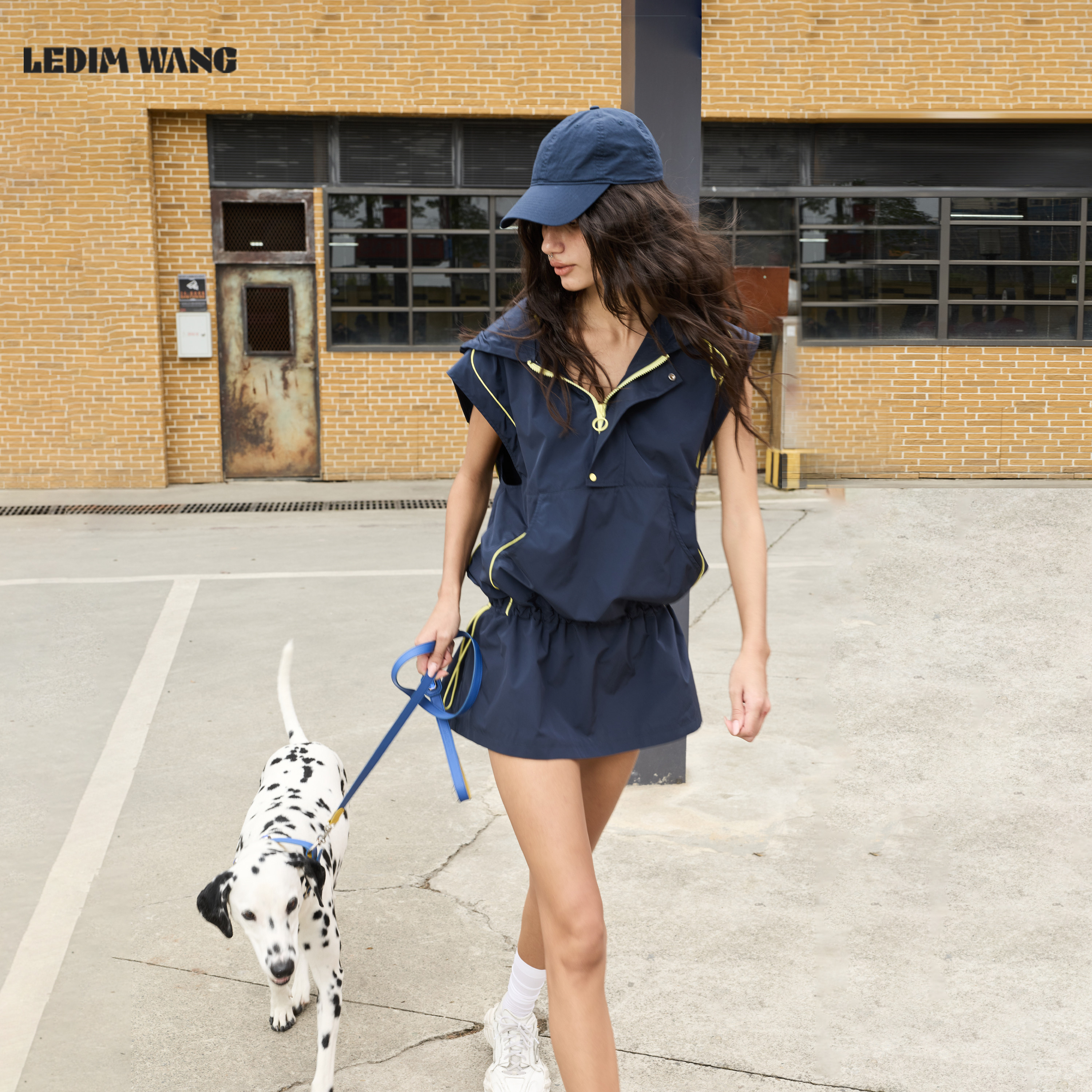 LEDIM WANG时尚运动连帽收腰连衣裙女藏蓝色休闲气质短裙26夏新款