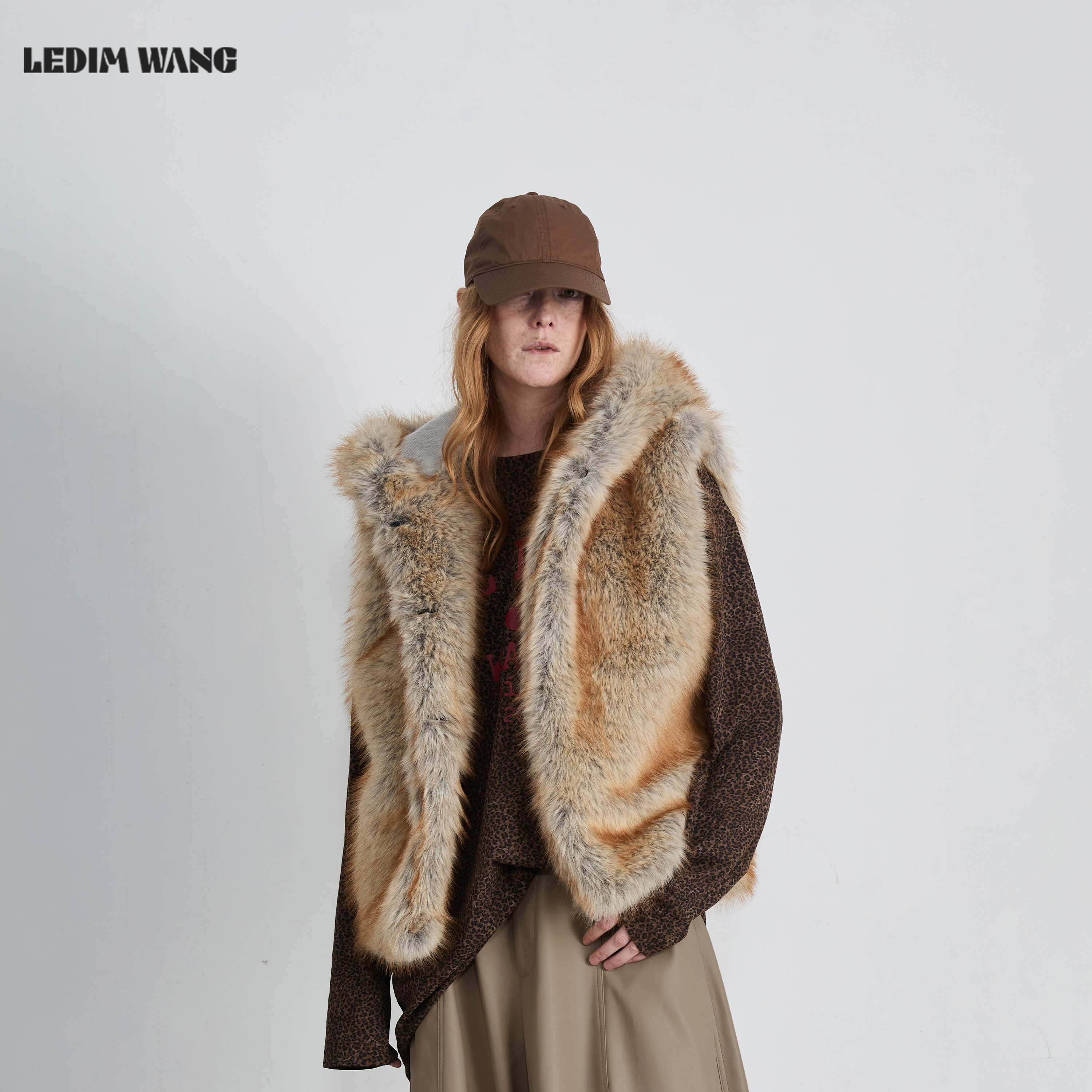 LEDIM WANG暖狐仿皮草连帽马甲女25秋冬新款复古巴恩风棕色外套